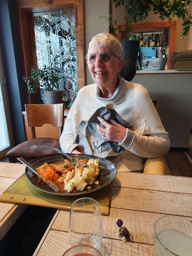 Barbara Körner genießt das Essen genauso  wie den ganzen Ausflug.