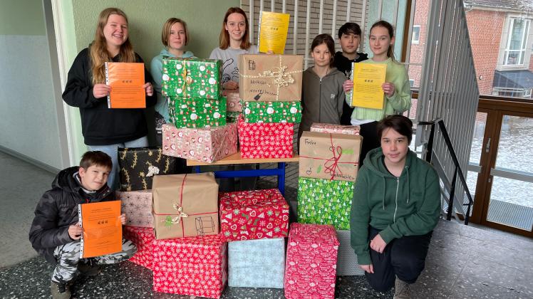 Mehr als 20 Pakete haben die Schüler der Ernst-Barlach-Gemeinschaftsschule für Menschen in Notunterkünften gepackt - und das schon zum siebten Mal.