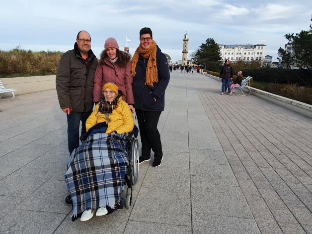 Familienausflug: Barbara Körner mit Mann, Tochter und Enkelin auf der Promenade in Warnemünde.