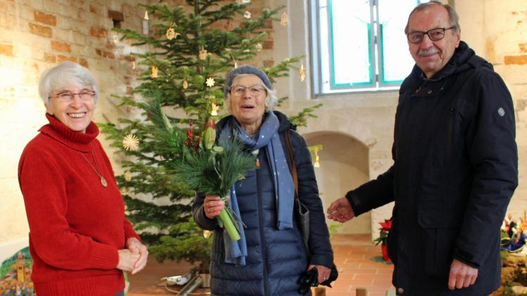 Ursula Reichel links begrüßte Astrid und Karl-Hans Konert im Norddeutschen Krippenmuseum mit einem Blumenstrauß.