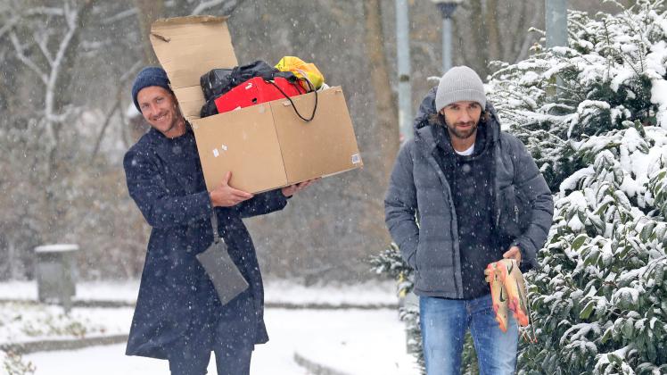 Aus der Sonne in den Schnee: Lewis Holtby (links) und Julian Korb füllen nach der WM-Pause bei Holstein Kiel wieder ihre Spinde mit Trainingsklamotten und Fußballschuhen.
