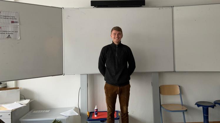 Jens-Henrik Kapels (24) vor dem Whiteboard im Klassenzimmer in der Struensee-Gemeinschaftsschule in Mittelangeln.