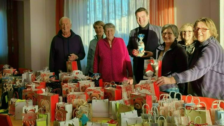 Weihnachtsgeschenkeaktion des Vereins Jacke & Hose in Hasbergen 2022 mit Bürgermeister Adrian Schäfer (SPD)