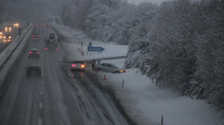Auf der A210 in Richtung Rendsburg rutschte gegen 8.45 Uhr ein Auto an der Ausfahrt Felde in den Schnee und blieb stecken.