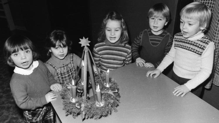 Was wird es wohl demnächst zu Weihnachten geben? Auch in den 60er-Jahren stieg bei den Kindern in Neumünster die Aufregung ins Unermessliche, sobald die vierte Kerze am Adventskranz brannte.