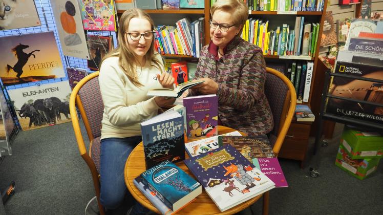 Buchhändlerin Rebekka Petersen (links) und Mentorin Bärbel Radloff haben aus der Vielzahl geeigneter Literatur für Kinder und Jugendliche einige Bücher für den Gabentisch ausgewählt.