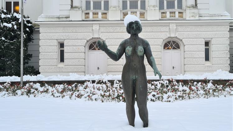 Knöchelhoch lag der Schnee vor dem Stadttheater. Der Rendsburger Eva verpasste der Wintereinbruch außerdem eine Haube. Wärmer wird der Statue dadurch aber kaum.