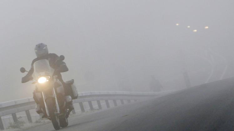 Ein Motorradfahrer im Nebel