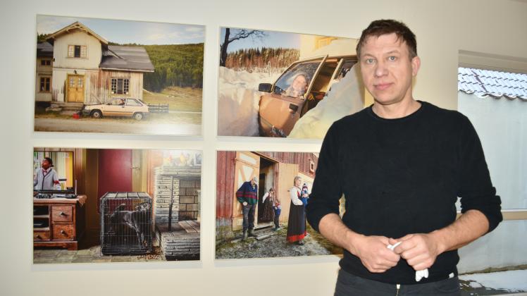 Kurator Gunnar Borbe hat die Ausstellung „nowhere / nirgendwo“ für das Munch-Haus vorbereitet. Es werden die Arbeiten von acht norwegischen und deutschen Fotokünstlern. Diese Bilder sind von Espen Eichhöfer. 