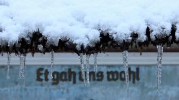 Eiszapfen am Reetdach des „Kiek in“.