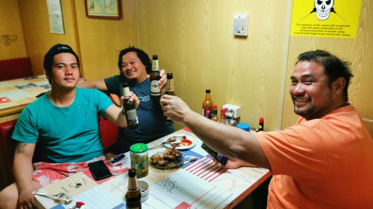 Die fröhliche philippinische Crew trinkt Bier zu Weihnachten (v.l.n.r. Jan, Don und Willi)