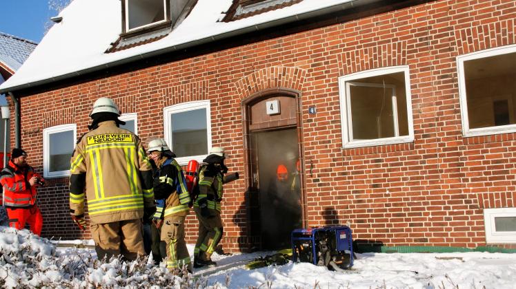 Ein Kellerbrand in einem von 21 Menschen bewohnten Haus wurde simuliert