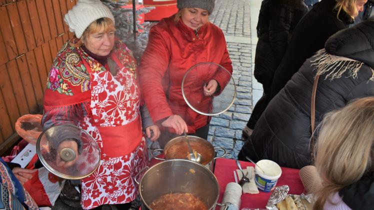 Schmackhafte Borschtsch, dazu süße Pirozhki und Knoblauchbrötchen wurde von den ukrainischen Köchinnen gezaubert.