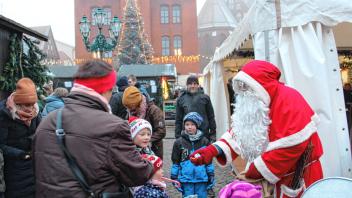 Der Weihnachtsmann verteilte kleine Geschenke an die Kinder auf dem Weihnachtsmarkt. Oliver Gierens$