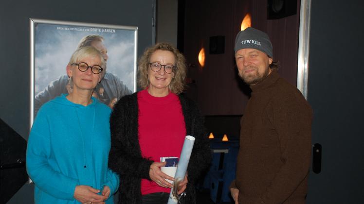 Mittagsstunden-Autorin Dörte Hansen (l.) und Regisseur Lars Jessen (r.) mit Andrea Zwerenz, der 10.000 Besucherin, im Kino Center Husum.
