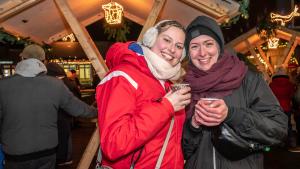 Das wohl sympathischste Lächeln auf dem Weihnachtsmarkt zeigten Josepha Aust und Carolin Bremer