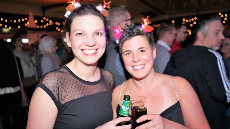 So wie füher, nur größer: Birthe Rousseau (links) und Jennifer Hübner genießen die Party in der Holstenhalle.