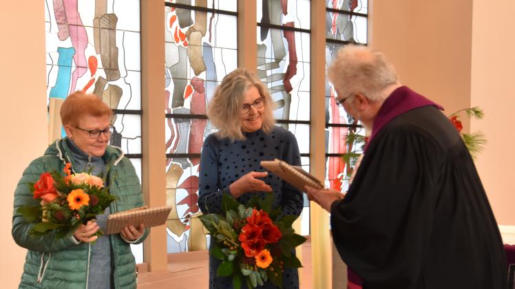 Blumen zum Abschied: Pfarrer Thomas Meyer dankt Grazyna Guzy (li.) und Renate Zubel in der Stadtkirche für ihre jahrzehntelange Arbeit mit Kindern.