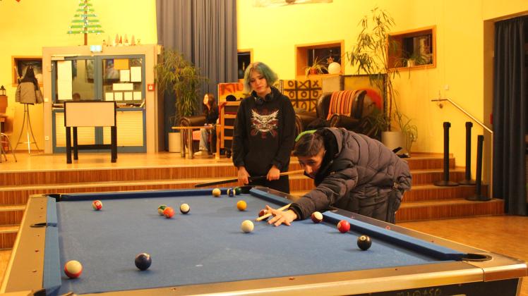 Jeden Abend, wenn Djamila und Jawid fertig sind mit dem Billardspielen, müssen sie den Tisch wegräumen. Die Jugendlichen wünschen sich sehnlichst eigene Räume für den Jugendtreff Europaforum.