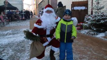 Der kleine Ben Lukas bekam vom Weihnachtsmann Mario Vitt ein paar Süßigkeiten.