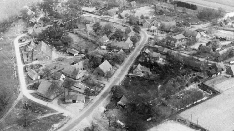 Das alte Dorf aus der Luft. Wann die Aufnahme entstand ist unbekannt. Es müsste aber Ende der 50er, Anfang der 60er Jahre gewesen sein.