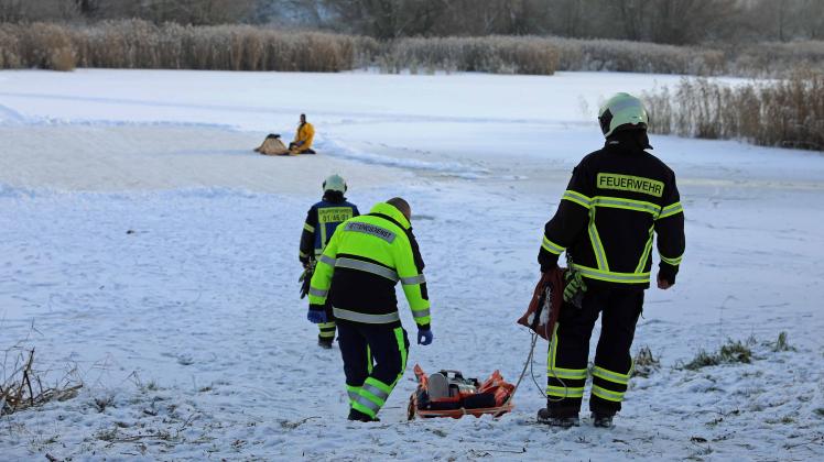 Eisunfall auf Rostocker Mühlenteich sorgt für Großeinsatz: Hobby-Schlittschuhläufer verletzt sich und muss von Eisfläche gerettet werden