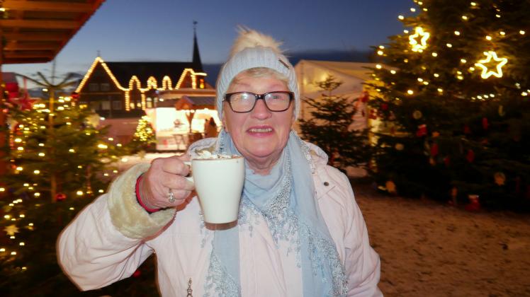 Petra Volquardsen genießt die Atmosphäre auf dem Bredstedter Weihnachtsmarkt.