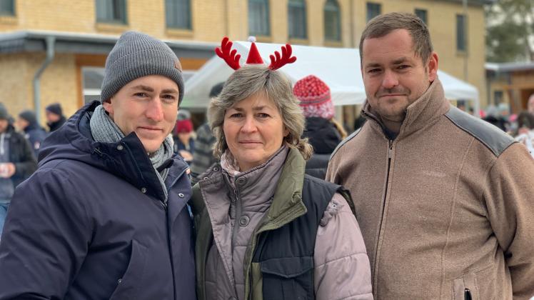 Sie haben gemeinsam den ersten Weihnachtsmarkt veranstaltet: Michaela Eichhorst mit ihren Söhnen Axel (l.) und Alexander. 