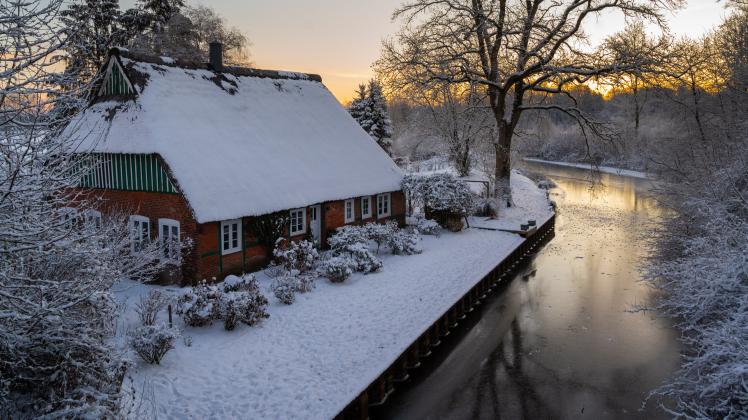 Am Moorkanal am Amt Breitenburg – wie bei diesem alten Bauernhaus war auf fast allen Dächern eine dicke, festgefrorene Schneeschicht zu sehen. Schnee eis winter kreis Steinburg itzehoe