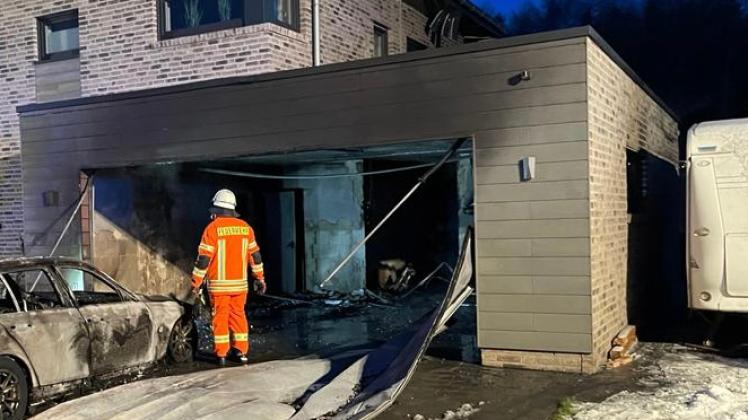 In der Straße Tannenbrink in Vrees ist am Sonntagnachmittag aus bisher ungeklärter Ursache eine Garage in Brand geraten. 30 Feuerwehrleute waren im Einsatz.