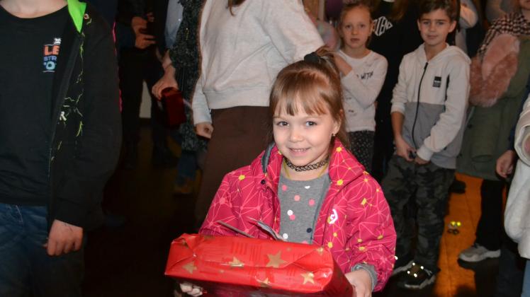 Geschenke im Wert von 20 Euro konnten sich Kinder aus der Ukraine bei der Wunschbaum-Aktion von EMTV und Nordakademie wünschen. 