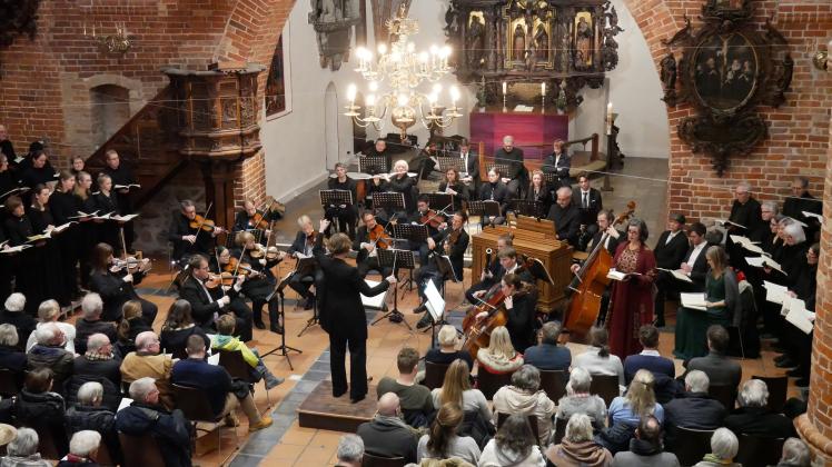 Orchester, Chöre, Zuhörer – die St.-Nicolai-Kirche war voll. Viele Menschen wollten das Weihnachtsoratorium unter der musikalischen Leitung von Kirchenmusikdirektorin Katja Kanowski hören.