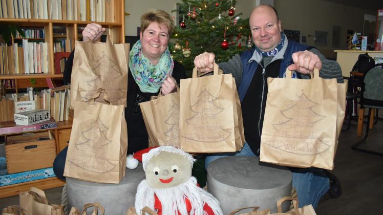 Weihnachtsgeschenke für Seeleute: Seemannsdiakonin Stefanie Zernikow und Kai Zernikow von der Rostocker Seemannsmission haben schon viele Geschenketüten gepackt. 