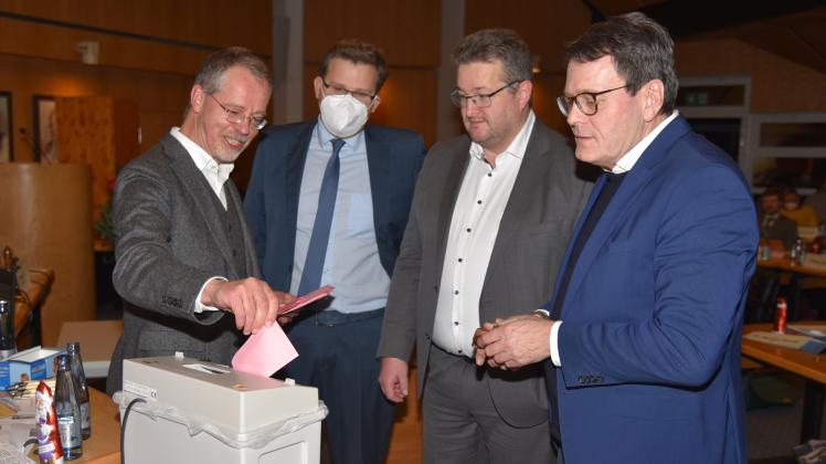 Der FDP-Kreistagsabgeordnete Martin Wolf (rechts) ist nach der für FDP und CDU verkorksten Landratswahl sauer auf die CDU und ihren Kandidaten, Kreispräsident Stefan Leyk. Hier häckselt Wolf gemeinsam mit (von links) Axel Hilker (Grüne), André Jagusch (CDU) und Kai Bellstedt (SPD) ungültige Wahlzettel im dritten Wahlgang der Landratswahl.
