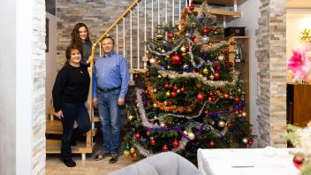Der Baum wird geschmückt mit allem was an Baumdeko da ist. Anna, Sonja und Igor Ubenko mögen es bunt. Bereits vor dem 24. Dezember haben Osnabrücker in ihren Wohnzimmern Weihnachtsbäume aufgestellt. Früher war es üblich den Baum erst an Heiligabend aufzustellen. Foto: Michael Gründel