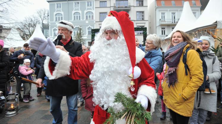 Am 24. Dezember kommt in Warnemünde der Weihnachtsmann am Alten Strom an. Er wird mit Hilfe vom Seenotkreuzer gebracht. 