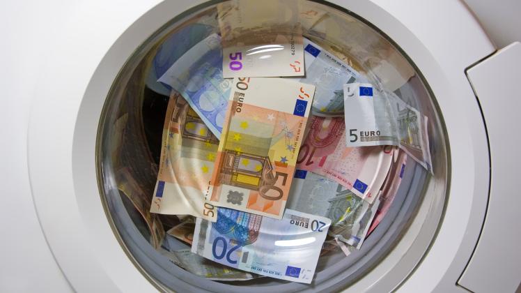 Symbolfoto zum Thema Geldwäsche. Euro-Scheine in der Trommel einer Waschmaschine.
Foto: AdobeStock