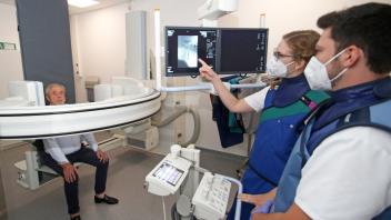 Werner Ziehofers Beschwerden sind im Klinikum mit einem speziellen dynamischen Röntgenverfahren untersucht worden, bei dem der Schluckvorgang in Bewegung von der Radiologin Eva Wollny und dem Logopäden Alexey Martens beobachtet wurde. 