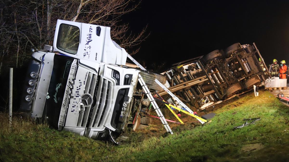 Schwerer Unfall Auf Der A21: Sattelzug Im Graben | SHZ