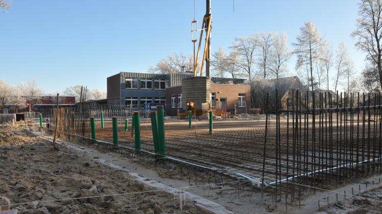 Der Neubau der Splittingschule in Papenburg ist hinter dem alten Gebäude gelegen, in dem bis zur Fertigstellung der Schulbetrieb weiterläuft.