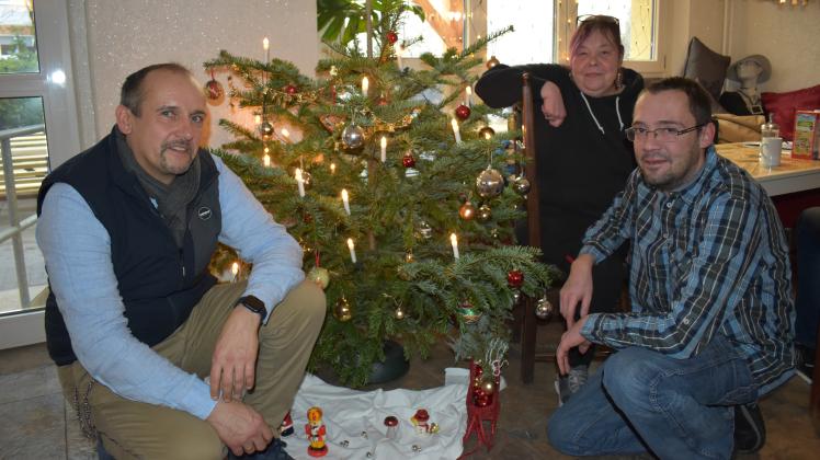 Freuen sich auf das Weihnachtsfest im Obdachlosenhaus in Rostock: Erik Niemierski, Bereichsleiter soziale Betreuung bei der Obdachlosenhilfe Rostock, Michaela Zaumseil und Thomas Teichert. 
