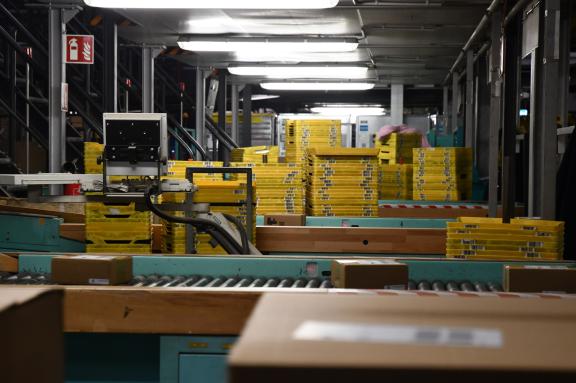 Die Sendung Hat Das Import Paketzentrum Im Zielland Zielgebiet Verlassen Der Weg eines Pakets durch das DHL-Paketzentrum