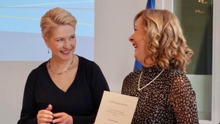 Ministerpräsidentin Manuela Schwesig überreichte Jana Horn die Ehrennadel des Landes