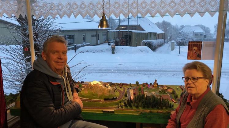 Joachim Sümnick und seine Mutter Marga Sümnick freuen sich über die Modelleisenbahn im Schaufenster der ehemaligen Bäckerei. 