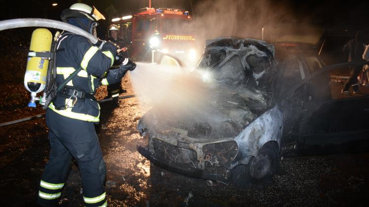 Feuerwehr löscht in Oststeinbek Auto-Brand an der Grenze zu Hamburg  