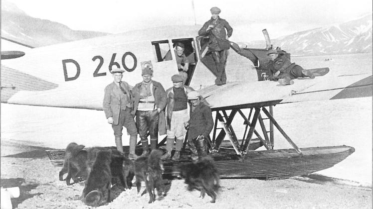  Arthur Neumann (2. v.l.) und Team mit der Junkers-Maschine „Eisvogel“ auf Spitzbergen
