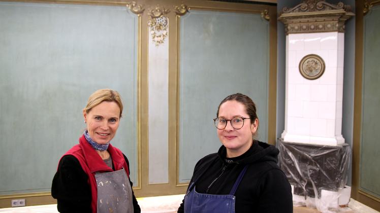Dagmar Bodirsky (links) und Manuela von Gradolewski in der früheren „beste Stuuv“ des Christesenhauses mit restaurierter Wandmalerei und Kachelofen.