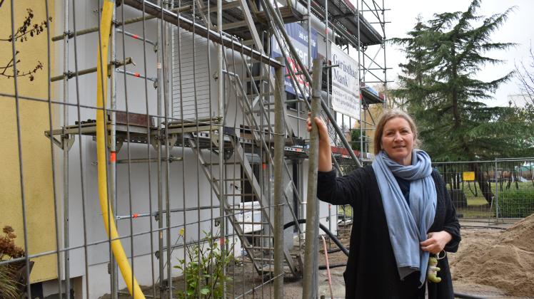 Freut sich über den Baufortschritt: Bea Busch, Geschäftsführerin der Obdachlosenhilfe Rostock, vor dem Neubau.