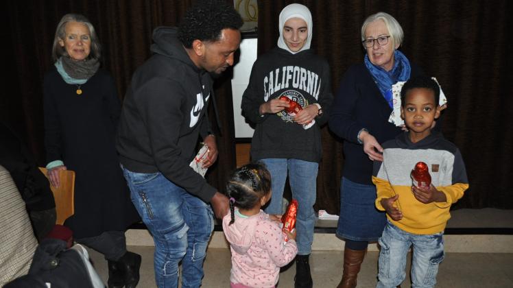 Die Flüchtlingshilfe Föhr-Amrum verschenkte Weihnachtsmänner und Gutscheine,