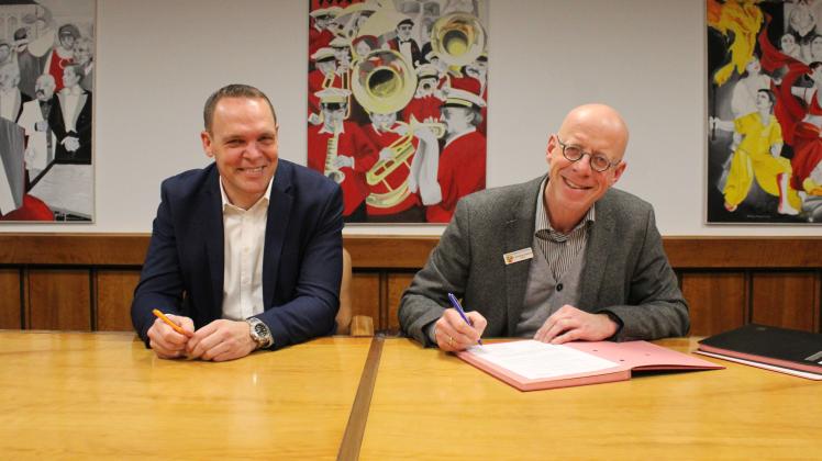 Verbandsvorsteher Ingo Sander (links) und Landrat Rolf-Oliver Schwemer unterzeichnen den Vertrag zum Beitritt des Kreises Rendsburg-Eckernförde in den IT-Zweckverband Kommunit.
